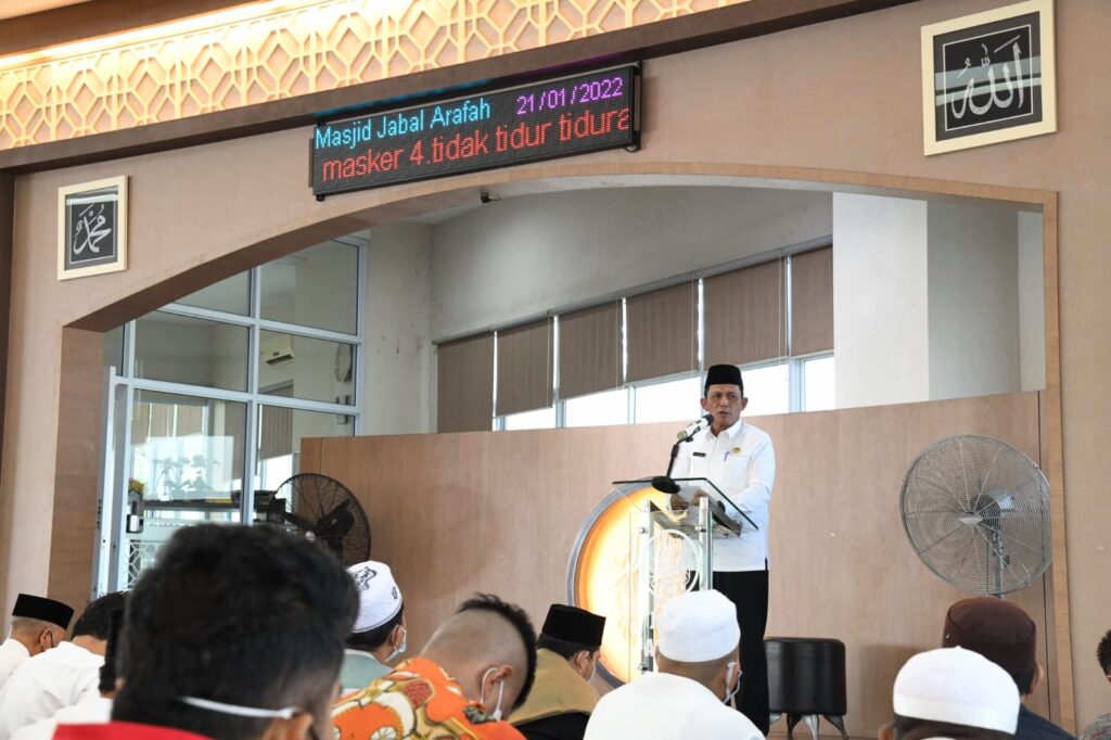 Menparekraf Sandi Uno Bersama Gubernur Ansar Shalat Jumat di Masjid Jabal Arafah
