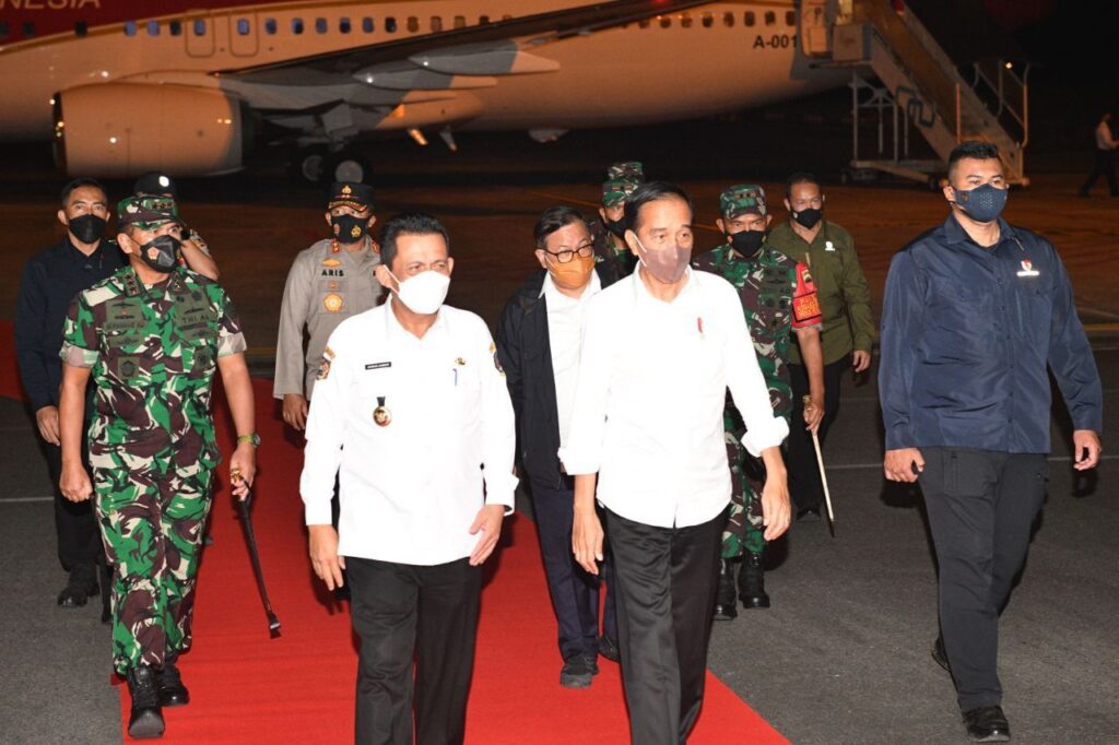 Presiden Jokowi dan 7 Menterinya Tiba, Gubernur Ansar Pimpin Langsung Penjemputan
