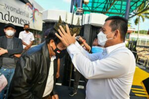 Bersama Gubernur Tiba di Lagoi, Ketua MA RI Syarifuddin Berikan Tanjak Khas Melayu