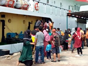 Jelang Imlek Penumpang Penumpang Padati KM Sabuk Nusantara