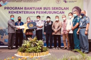 Peduli Pendidikan Anggota DPR RI Cen Sui Lan Salurkan Bantuan Bus Sekolah