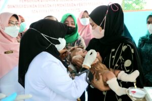 Walikota Tanjungpinang Berikan Vitamin A Serta Pemantauan Balita