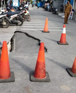 Besok, Jalan Yang Rusak Di Depan Tugu Buah Diperbaiki