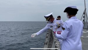 Kenang KRI Nanggala, Prajurit KRI Diponegoro-365 Laksanakan Upacara Tabur Bunga Di Laut Bali