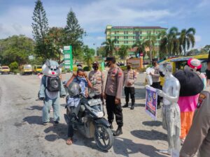 Polres Karimun Gandeng Badut dan Manusia Silver Bagikan Masker