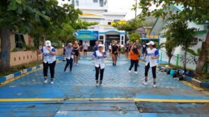 Para Turis Asing Lakukan Senam Zumba Bersama Euphoria House Di Lapangan Apel Lanal Tarempa