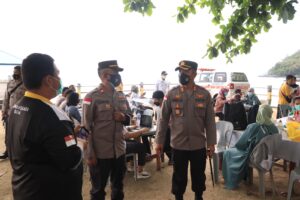 Kapolres Kepulauan Anambas Kunjungi Desa Tiangau Dalam Pelaksanaan Vaksinasi
