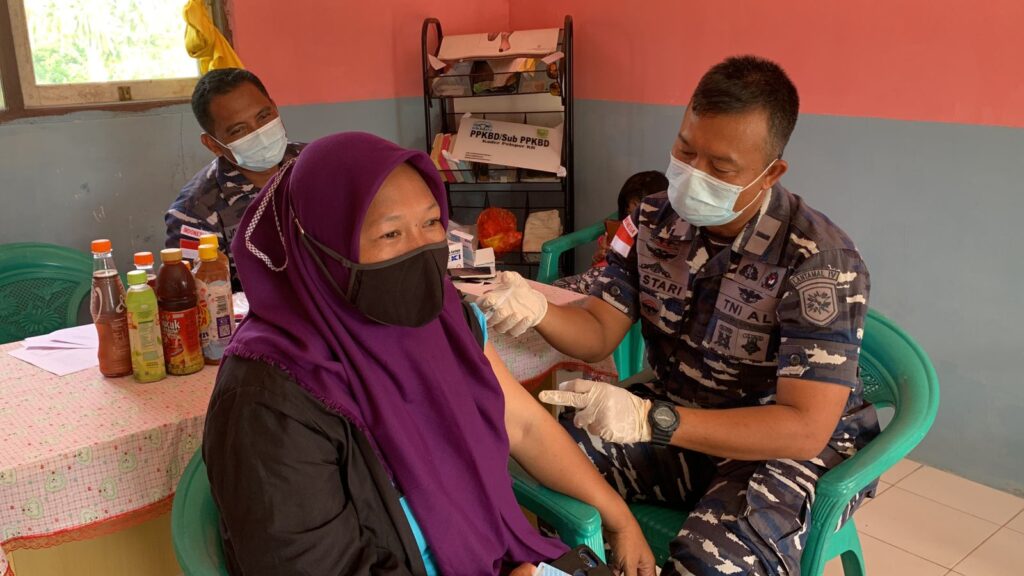 Tim Mobile Tenaga Kesehatan Lanal Ranai  Gerak Vaksinasi Maritim