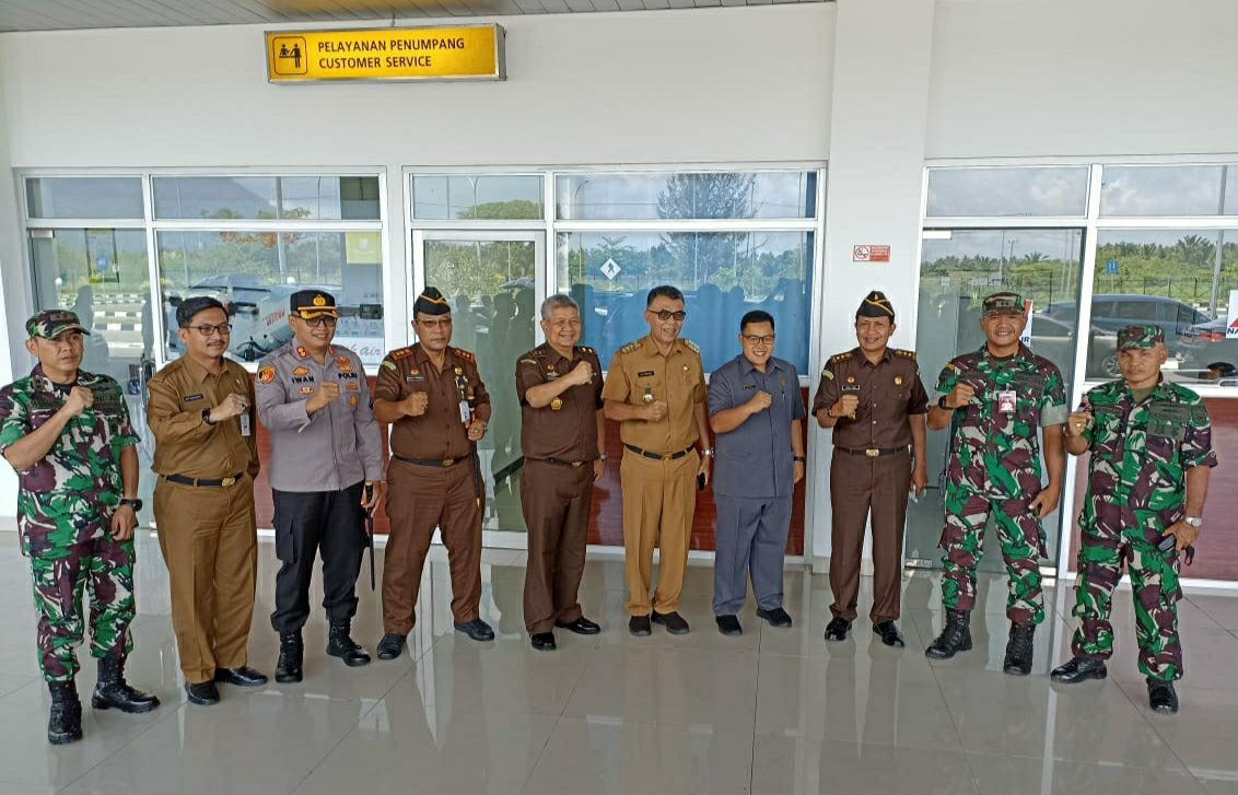 Dr. Firdaus Dewilmar, SH., M.Hum melakukan Inspeksi Umum ke Kantor Kejaksaan Negeri Natuna, Senin
