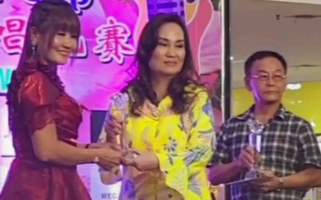 Hari Ibu Cen Sui Lan Sponsori Lomba Karaoke Lagu Mandarin