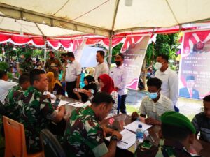 Koramil 07 Palmatak Salurkan BLT Kepada Masyarakat