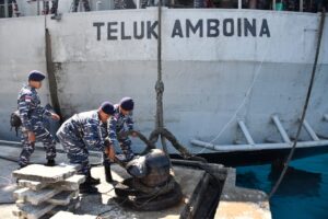 Prajurit Lanal Ranai Sambut KRI Teluk Amboina 503