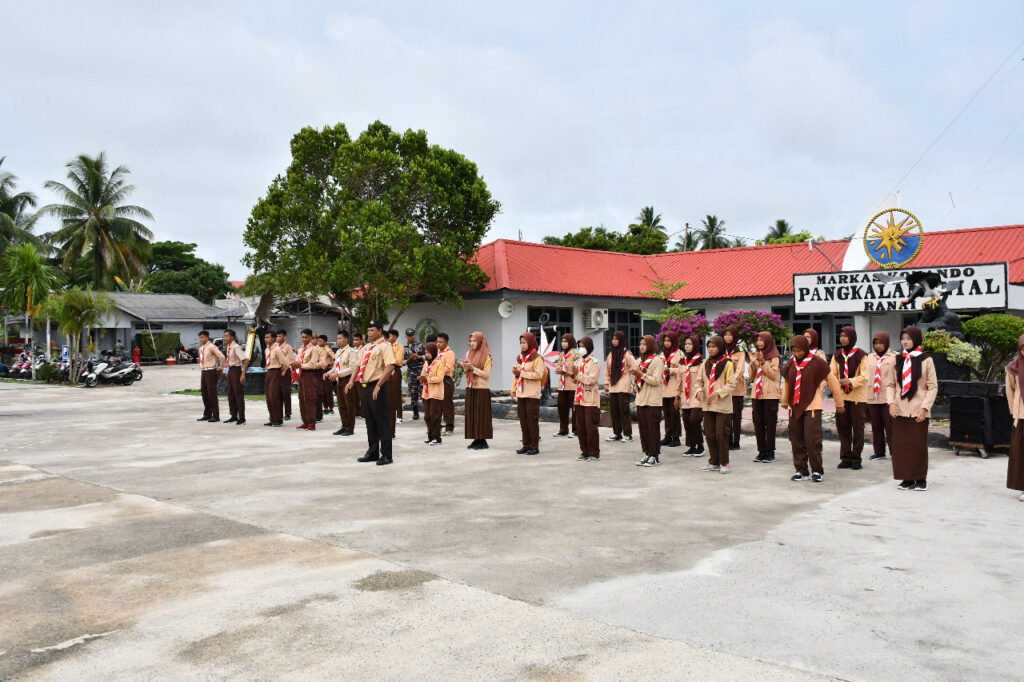Komandan Pangkalan TNI Angkatan Laut (Lanal) Ranai Kolonel Laut (P) Arif Prasetyo I. selaku Ketua Majelis Pembimbing Saka Bahari Lanal Ranai