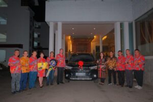 Cen Sui Lan Serahkan Mobil Oprasional Marga Tan Kota Batam