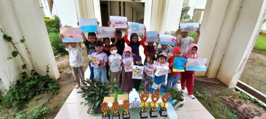 Belasan Anak, dari Taman Kanak-kanak (TK) dan Sekolah Dasar (SD) di Natuna ikuti lomba mewarnai dan melukis