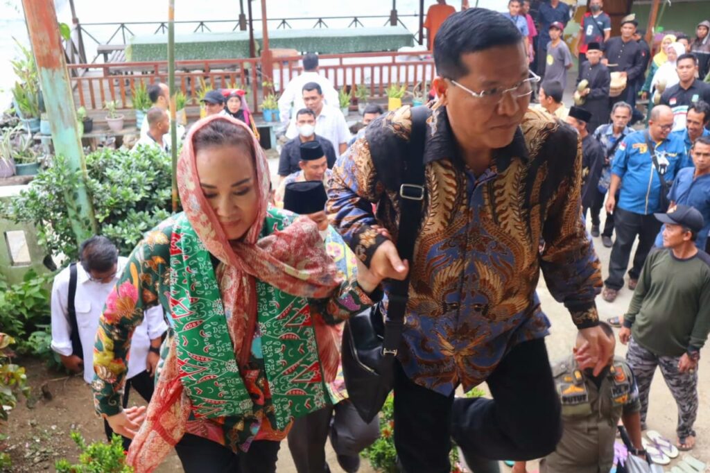 Cen Sui Lan bertemu dengan para penerima program bedah rumah.