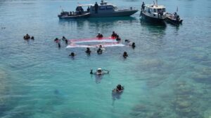 Serentak Di 77 Titik, Lanal Tarempa Kibarkan Bendera Dibawah Laut