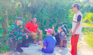 Babinsa Koramil Palmatak Laksanakan Komsos Dengan Masyarakat Desa Tebang