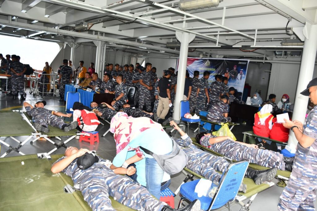 Pangkalan TNI Angkatan Laut (Lanal) Ranai menggelar Bhakti Kesehatan (Khitanan dan Donor Darah) di KRI Bontang - 907