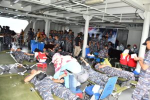 Lanal Ranai Gelar Khitanan Dan Donor Daerah Di KRI Bontang 907