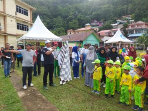 Anak-Anak Ramaikan Jalan Santai Dan Senam Bersama Dalam Hari Olahraga Nasional