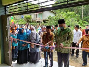 Bersama Kades Tarempa Selatan, Bupati Anambas Resmikan BUMDesa Gunung Samak