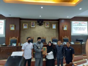 Dalam Paripurna, Bupati Anambas Sampaikan Nota Keuangan APBD Perubahan 2022 Kepada DPRD