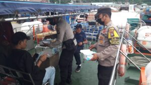 Polsek Siantan Bagikan Masker Kepada Seluruh Penumpang Kapal Ferry