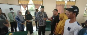 Tunjukkan Komitmen Pemda, Bupati Anambas Serahkan Langsung KTP Elektronik Dan Kartu BPJS Kepada Masyarakat