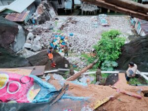Bhabinkamtibmas Polsek Siantan Bersama BPBD Anambas Evakuasi Rumah Warga Tertimpa Pohon