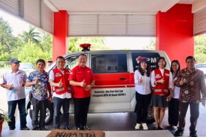 Cen Sui Lan Bantu Mobil Ambulans PMI Kota Batam