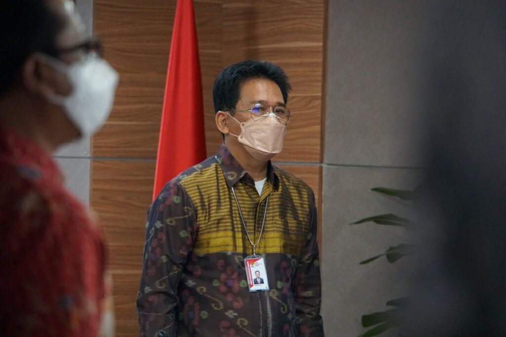 Wakil Ketua Komisi Pemberantasan Korupsi (KPK) Johanis Tanak menandatangani Pakta Integritas