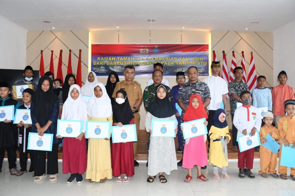 Pemberian tali asih ini dalam rangka kunjungan kerja Danpushidrosal di Lanal Ranai dalam rangka acara Focus Group Discussion
