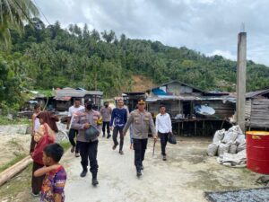 Kapolres Kepulauan Anambas Bagikan Bansos Kepada Masyarakat Terdampak Penyesuaian BBM