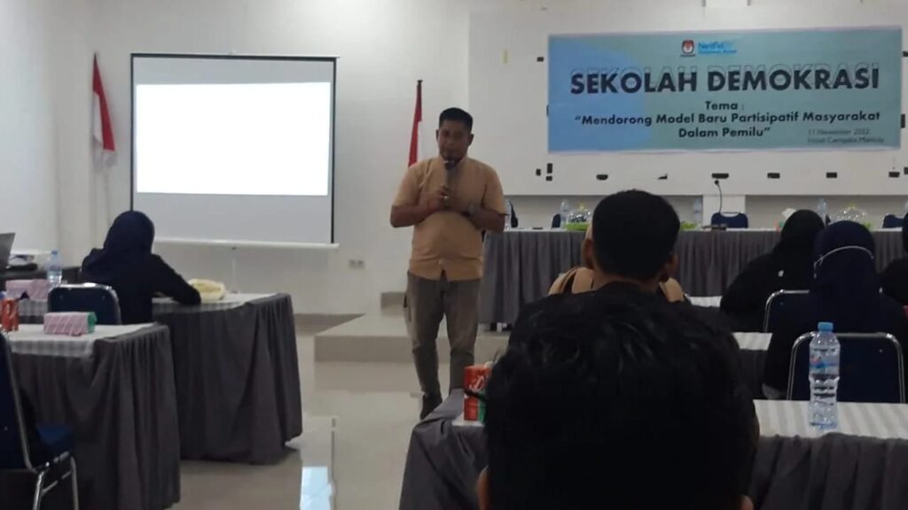 Ketua Asosiasi Media Siber Indonesia (AMSI) Sulawesi Barat (Sulbar) Anhar didaulat menjadi narasumber pada Sekolah Demokrasi