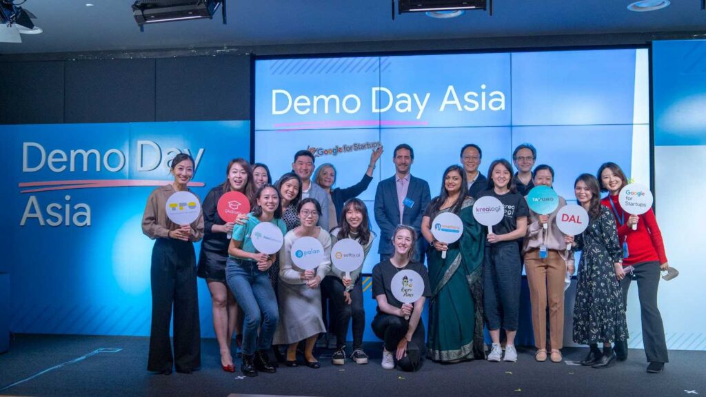 Azalea dalam acara kelulusan Founders Academy di Seoul, Korea Selatan