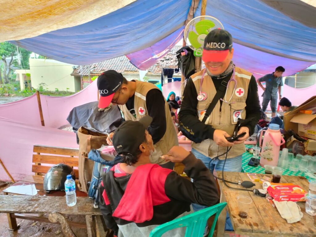 relawan Medco Group. Relawan tersebut tergabung di Medco Foundation