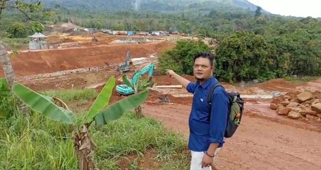 Jurnalis TVRI monitor aktifitas kegiatan pengerjaan embung Sebayar natuna, (8/12/2022)
