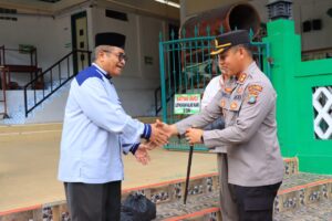 Bantu Meringankan Masyarakat, Kapolres Anambas Turun Langsung Bagikan Sembako