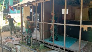 Salah Satu Rumah Warga Desa Tarempa Selatan Direnovasi Koramil 02 Tarempa