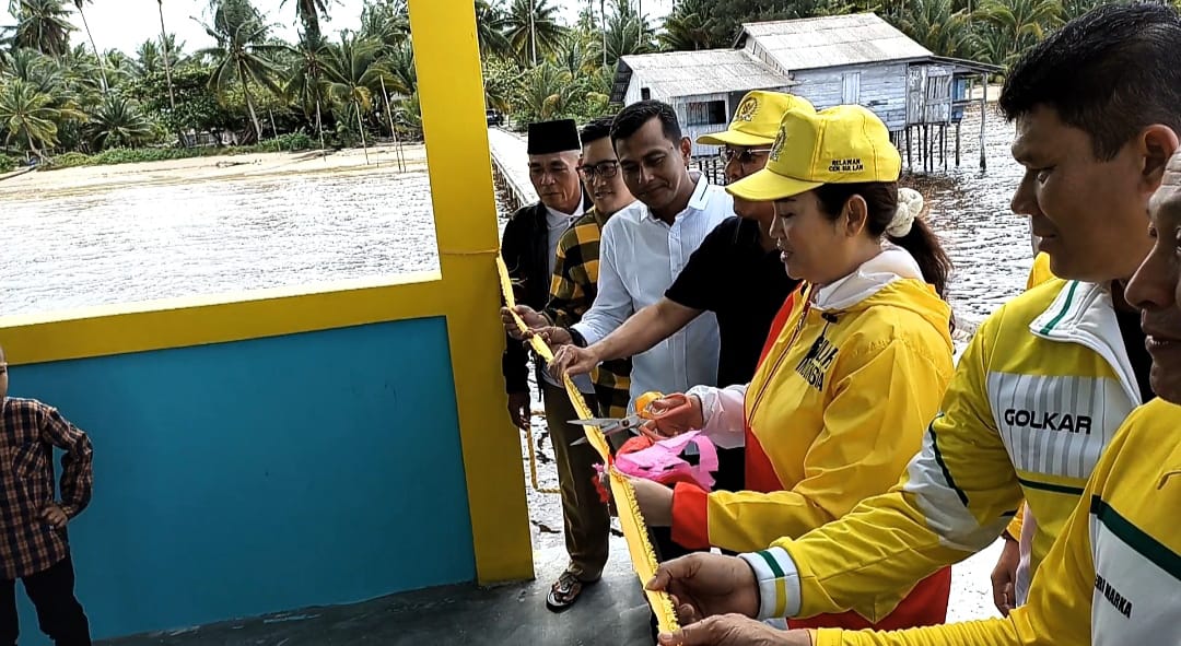 Anggota DPR RI Fraksi Golkar, Cen Sui Lan meresmikan bangunan pasar ikan di dermaga pelabuhan nelayan Desa Kelanga