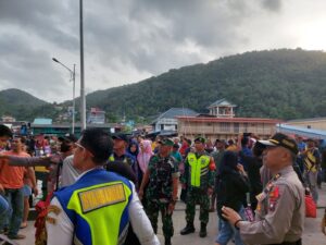 Kapolsek Siantan Bersama Danramil Tarempa Sinergi Amankan Nataru