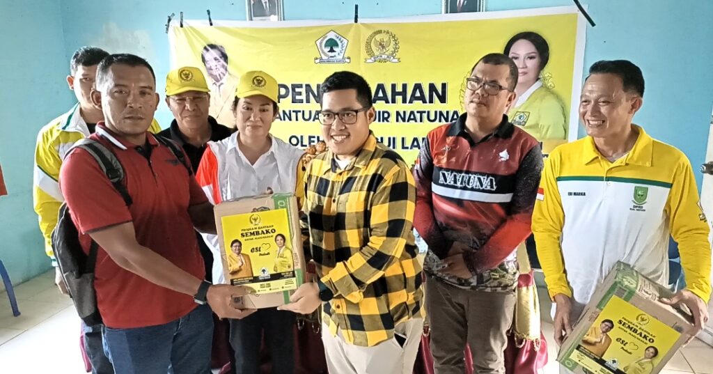 Politisi Milenial Natuna Daeng Ganda Bersama Cen Sui Lan Salurkan Bantuan Banjir