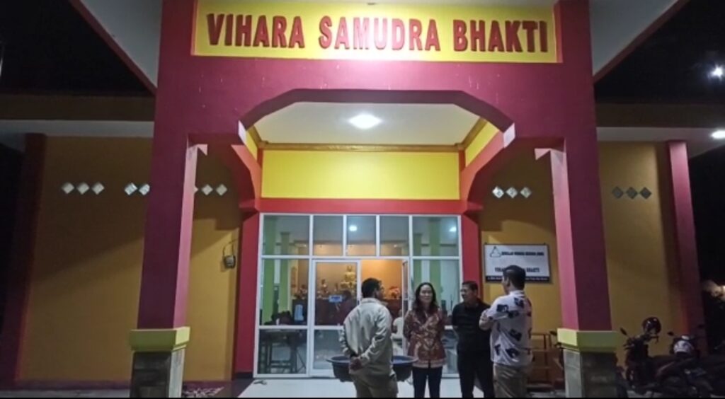 bersilahturahmi dengan pengurus Vihara Samudera Bhakti dan Umat di tempat ibadah tersebut.