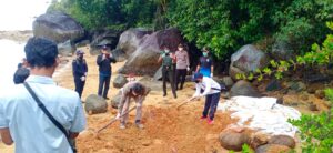 Puluhan Karung Daging Busuk Dimusnahkan Polsek Palmatak
