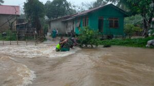 Personel Koramil Tarempa Dikerahkan Bantu Warga Terdampak Banjir
