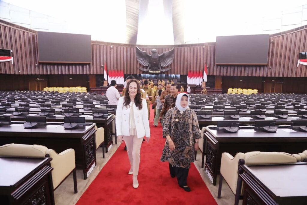 Cen Sui Lan Bahagia Walikota Boyong  Seluruh Camat dan Lurah ke Rumah Rakyat Senayan