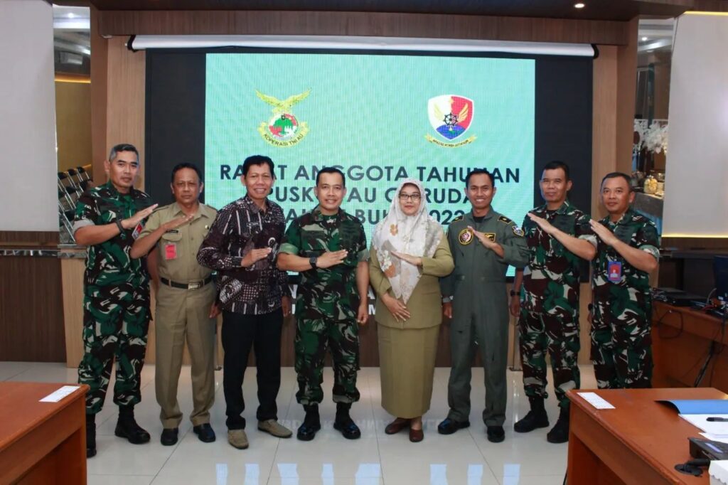 Foto bersama Komandan Lanud Abdulrachman Saleh Marsma TNI Fairlyanto, S.T., M.A.P selaku pembina, Pusat Koperasi Angkatan Udara (Puskopau) Garuda Lanud Abdulrachman Saleh