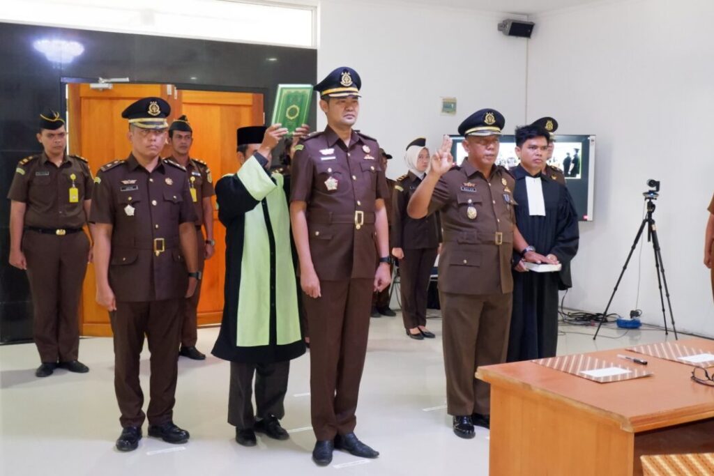 Kepala Kejaksaan Negeri Natuna, Surayadi Sembiring SH,.MH pimpin serah terima jabatan sekaligus pelantikan dan pengambilan sumpah jabatan Kepala Seksi Tindak Pidana Khusus dan Kepala Cabang Kejaksaan Negeri Natuna di Tarempa.