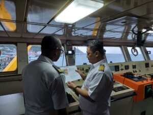 Gelombang Kurang Bersahabat, KM. Bukit Raya Tetap Layani Rute Pelayaran Masyarakat